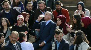 Erdogan toma un yogur rodeado de estudiantes en Ankara. ©AP